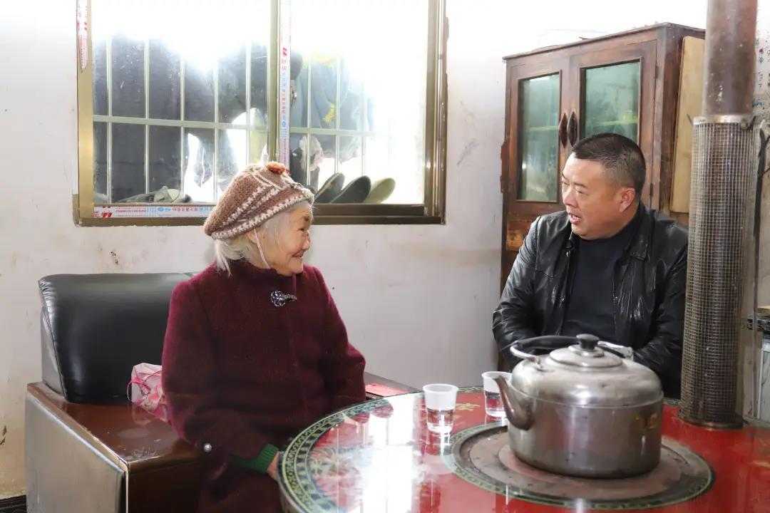 慰問(wèn)送真情 關懷暖人(rén)心 ——觀山(shān)湖(hú)區(qū)政協委員(yuán)富仁建材董事(shì)長(cháng)王志(zhì)玉慰問(wèn)坪山(shān)村(cūn)年(nián)邁老(lǎo)人(rén)