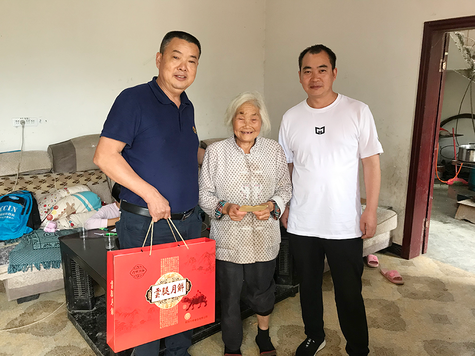 慰問(wèn)孤寡老(lǎo)人(rén)